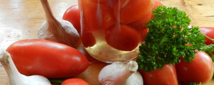 Konservuoti pomidorai su česnakais