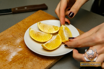Perpjaukite 1 citriną į 4 dalis, pabarstykite druska ir padėkite virtuvėje