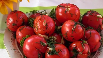 Trumpai rauginti pomidorai su česnaku maišelyje