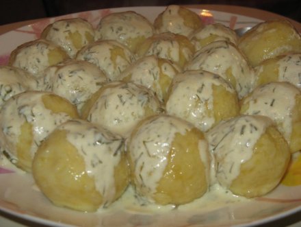 Virtų bulvių kukuliai su baltu padažu