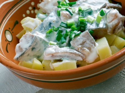Lenkiškos silkių ir bulvių salotos