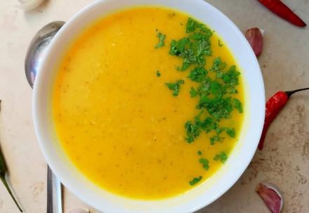 Veganiška trinta raugintų agurkų sriuba