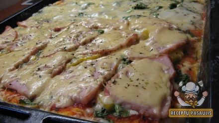 Storapadė pica su špinatais, sūriu ir kumpiu