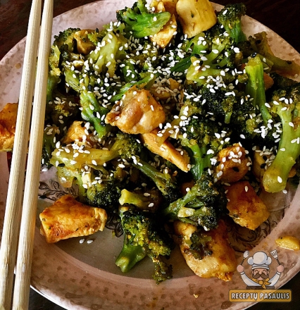 Azijietiškas vištienos troškinys su brokoliais, medumi, sojos padažu ir sezamo sėklomis