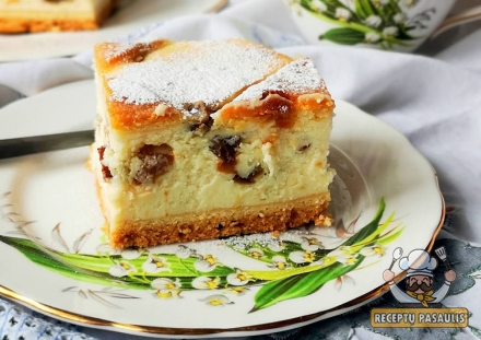 Sernik - lenkiškas varškės pyragas su razinomis