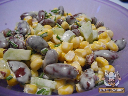 Pupelių salotos su šprotais, kiaušiniais ir konservuotais kukurūzais