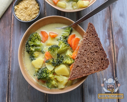 Veganiška kreminė brokolių sriuba su bulvėmis ir morkomis