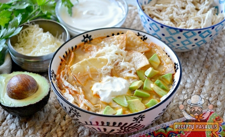 Lengvai paruošiama meksikietiška vištienos sriuba su tortilijos traškučiais ir avokadais