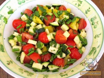 Sviežių daržovių salotos