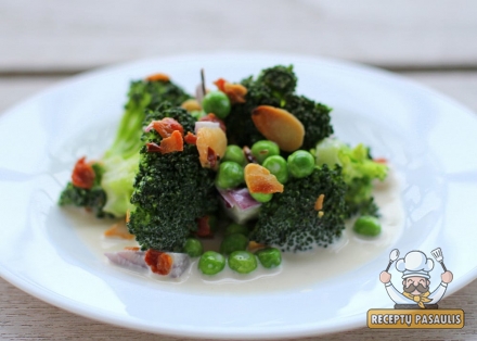 Brokolių salotos su migdolais ir šonine
