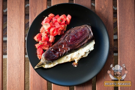 Orkaitėje kepti baklažanai su česnako-medaus padažu, ožkos sūriu ir pomidorais