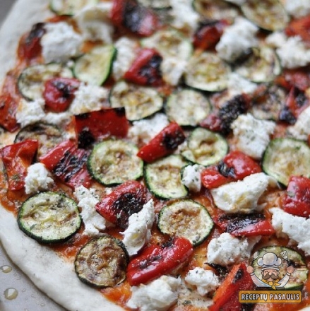 Vegetariška pica su keptom daržovėm