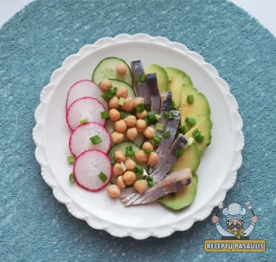 Silkės salotos su avokadais, agurkais, ridikėliais ir avinžirniai