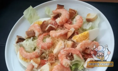 Cezario salotos su krevetėmis, skrebučiais ir parmezano sūriu