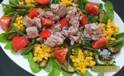 Itališkos baklažanų salotos su tunu, kukurūzais ir daržovėmis