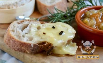 Keptuvėje keptas kamambero sūris su džiūvėsėliais