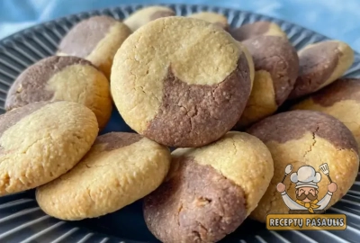 Paprasti marmuriniai sausainiai su sviestu ir cukraus pudra