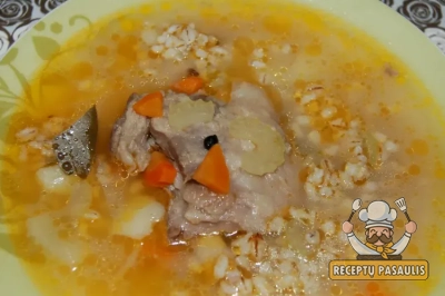 Perlinių kruopų sriuba su šonkauliukais, morkomis ir bulvėmis
