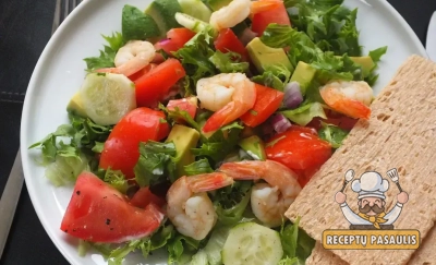 Paprastos salotos su krevetėmis, daržovėmis ir avokadais