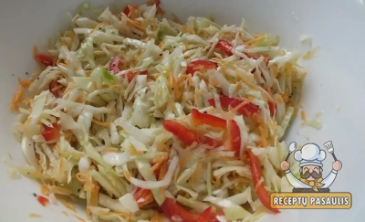 Šviežių kopūstų salotos su paprika ir morkomis, be majonezo