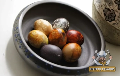 Velykinių kiaušinių - margučių dažymas svogūnų lukštais ir mėlynėmis