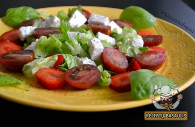 Salotos su slyviniais pomidorais, feta ir braškėmisa