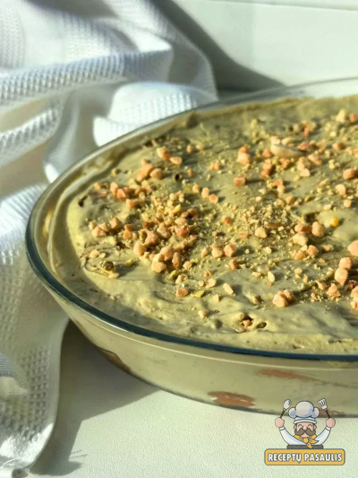 Naminis tiramisu su matcha ir pistacijomis