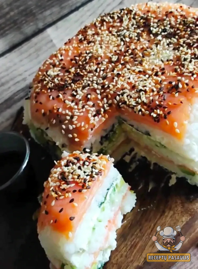 Sushi tortas su lašiša, agurku ir avokadais