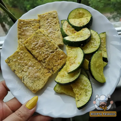 Tofu sūris su žolelėmis pakeptas keptuvėje ant ghee sviesto