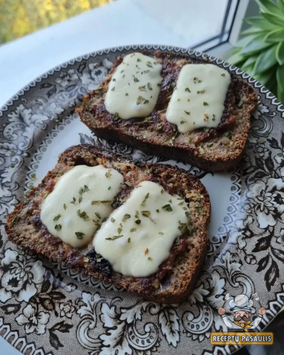 Keto duonos sumuštiniai su faršu ir sūriu