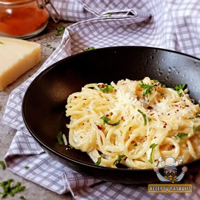 Paprasti makaronai su parmezano sūriu ir grietinėle