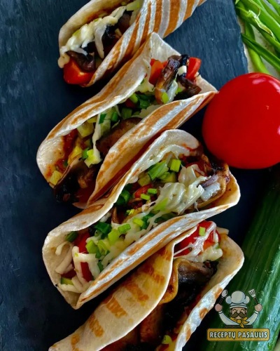 Vegetariški tacos su daržovėmis, pievagrybiais ir sūriu