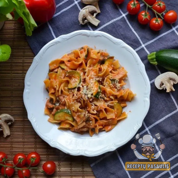 Tagliatelle makaronai su šonine, daržovėmis ir grietinėlės padažu