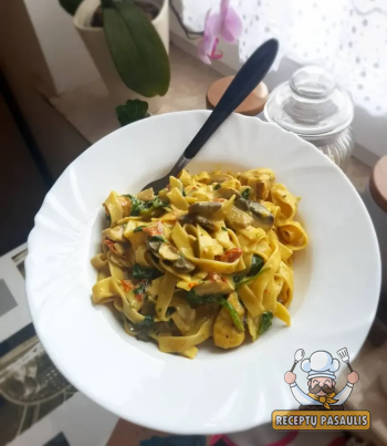 Tagliatelle makaronai su vištiena, saulėje džiovintais pomidorais