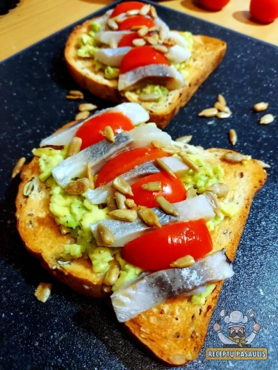 Naminė skrudintos duonos užtepėlė su avokadu, silke ir pomidorais