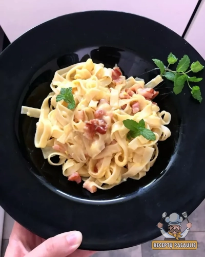Makaronai Carbonara su karšto rūkymo šonine ir sūriu