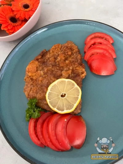 Kiaulienos šnicelis traškia plutele keptas keptuvėje