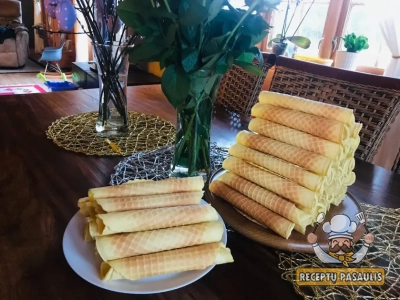 Trapūs senoviniai naminiai vafliai su pienu ir sviestu