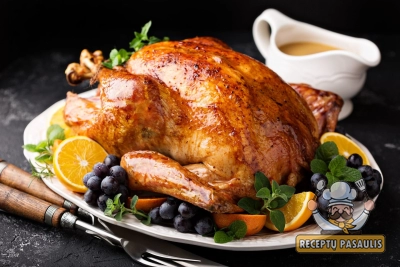 Kalakutas keptas orkaitėje, su obuoliais, išteptas majonezu