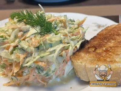 Gaivios baltagūžių kopūstų salotos su jogurtiniu kiaušinių padažu