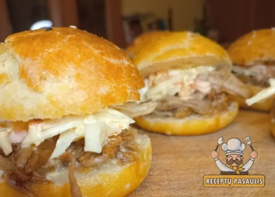 Lėtai troškintos plėšytos kiaulienos mini burgeriai