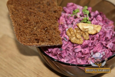 Burokėlių mišrainė su obuoliais, slyvomis ir agurkais Kūčioms arba Kalėdoms