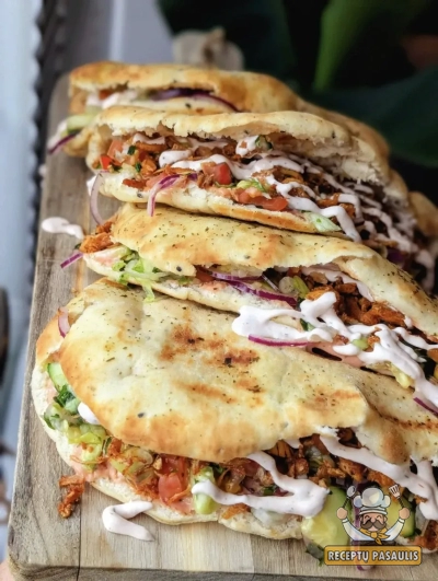 Pita su kepta vištiena, gruzdintais svogūnais ir daržovėmis