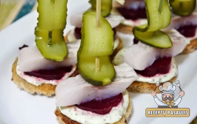 Duonos užkandėlės su silke, burokėliais ir marinuotais agurkais
