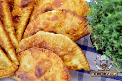 Plikytos tešlos mini čeburekai su kiauliena