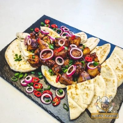 Kiaulienos pažandės šašlykai su tomato glaze ir sojos glazūra