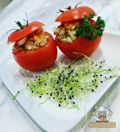 Įdaryti pomidorai su tuno ir kiaušinių salotomis