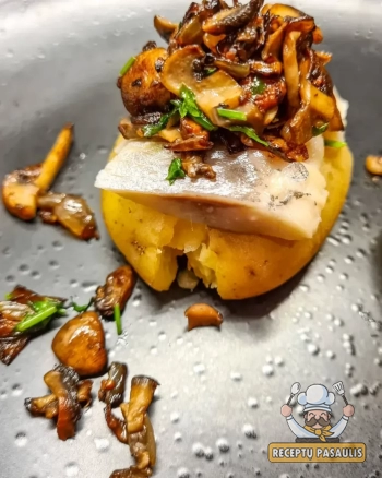 Silkė su grybais ir karamelizuotais svogūnais