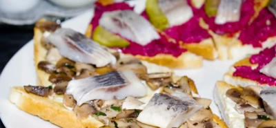 Silkės sumuštiniai su pievagrybiais ant skrudinto batono riekelių