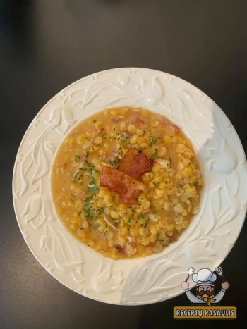 Žirnių košė su rūkyta šonine ir svogūnais